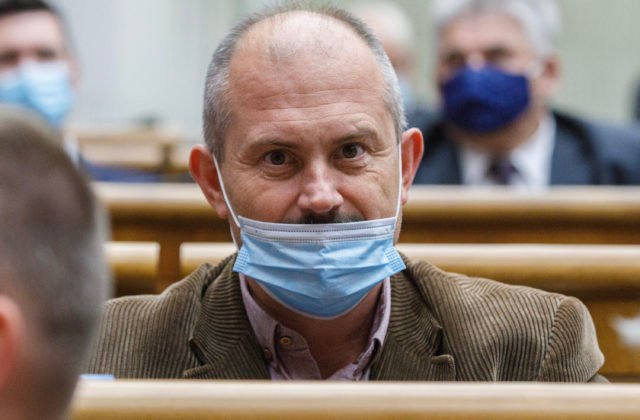 Kotleba na pojednávanie v kauze šekov neprišiel, na súde nahlásili aj bombu (video)