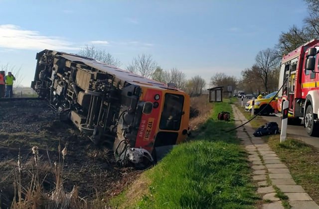 V Maďarsku vpálil vlak do dodávky, o život prišlo päť ľudí a viaceré osoby utrpeli vážne zranenia (foto)