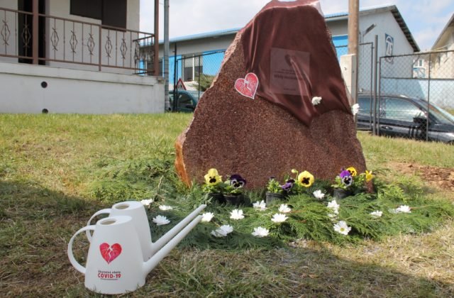 V Novej Bani si pripomenuli obete pandémie, vysadili výnimočný strom