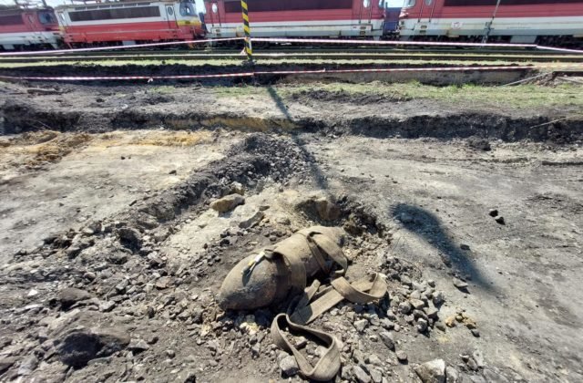 Pri stanici v Nových Zámkoch vykopali odistenú 220-kilogramovú bombu (foto)