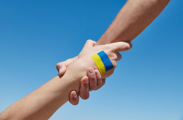 Radíme: Ako finančne pomáhať Ukrajincom a „nenaletieť“ podvodníkom (ktoré zbierky a organizácie sú spoľahlivé a vy máte istotu, že sa vaša pomoc dostane tam, kde má)