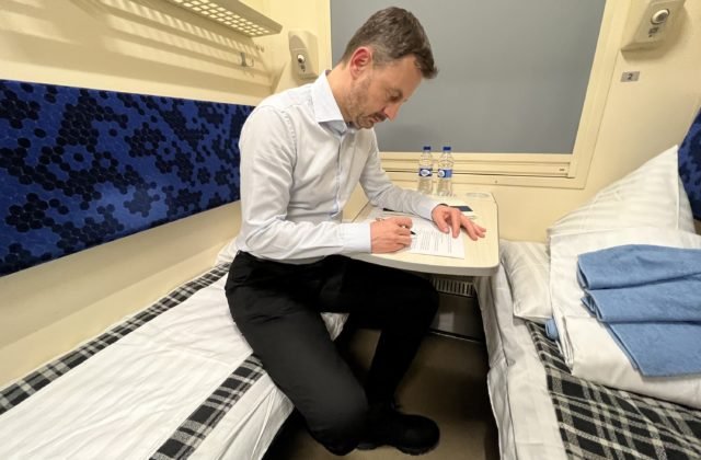 SNS: Heger ohrozil bezpečnosť Slovenska a mal by okamžite odstúpiť z postu premiéra