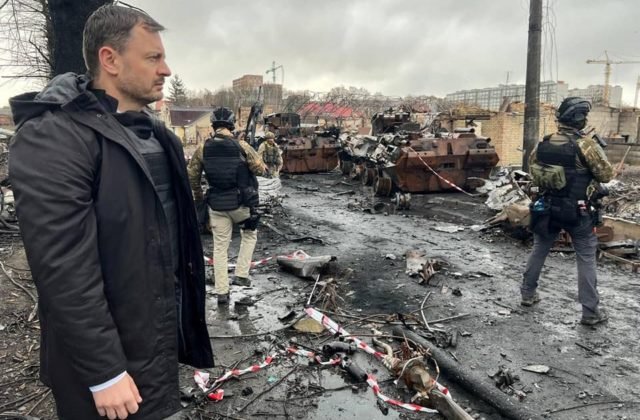 Premiér Heger navštívil zdevastované mesto Buča, pohľad na masové hroby ním otriasol