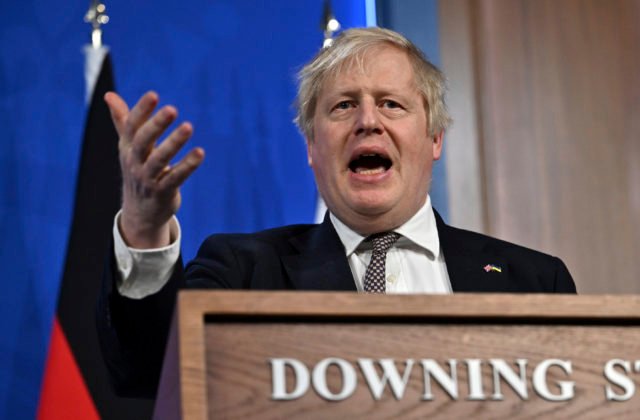 Vyšetrovanie lockdownových večierkov na Downing street je na konci, polícia pokutovala celkom 126 ľudí