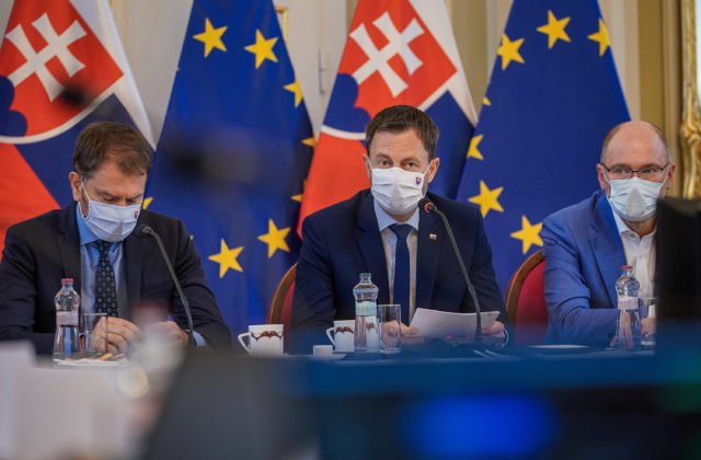 Spory vo vláde sú naoko zažehnané, podľa odborníka ani jedna zo strán nechce riskovať predčasné voľby