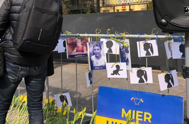 Ukrajinské matky vyšli do ulíc Bratislavy s cieľom upozorniť na ruský teror, ich spovede lámu srdce (video)