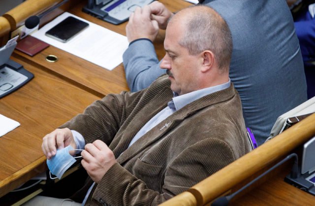 Kotleba sa odmieta vzdať poslaneckého mandátu, oháňa sa ústavou (video)