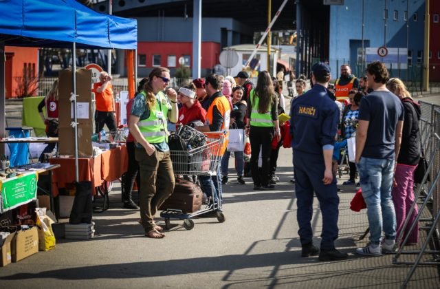 Väčšina Slovákov je solidárna s Ukrajincami, pomoci sa nedočkajú od antivaxerov a sociálne slabších ľudí