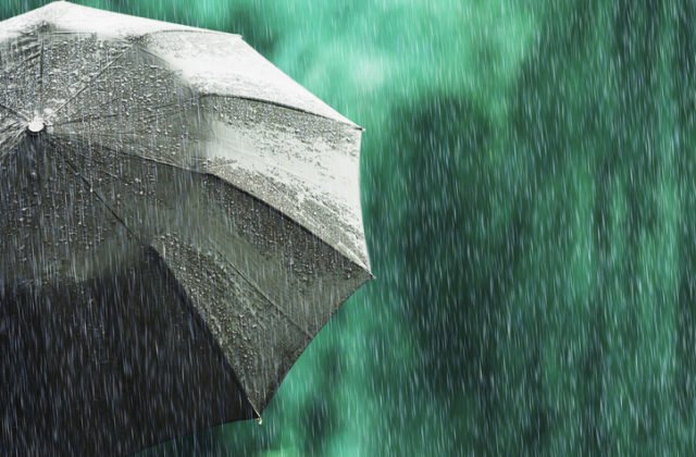 Meteorológovia predpovedajú na veľký piatok búrky, môžu ich sprevádzať ľadové krúpy