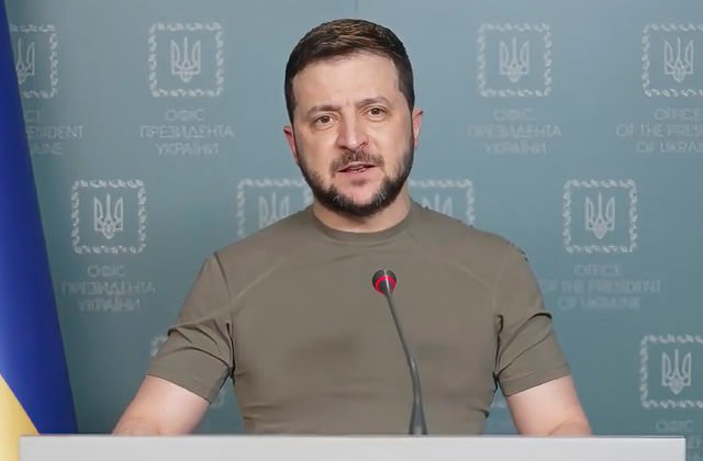 Západné delostrelecké systémy začali veľmi silno účinkovať, vyhlásil Zelenskyj (video)
