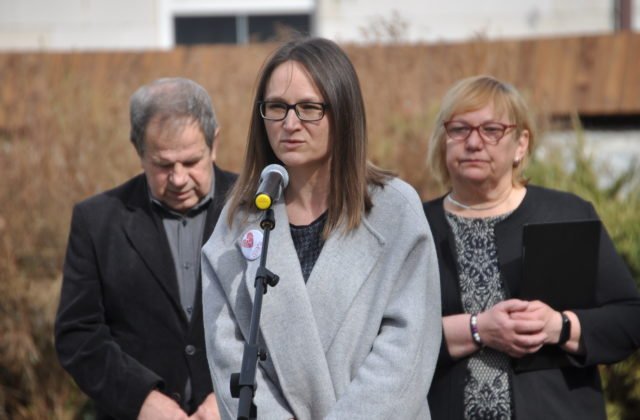 Smútia za blízkymi a priateľmi: Ďalšia výnimočná lipa venovaná obetiam Covidu-19 pribudla v Turčianskych Tepliciach