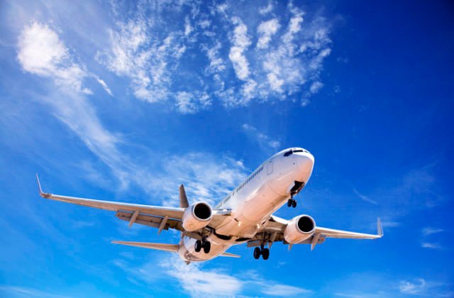 V lietadle do Prahy bola podľa anonyma bomba, evakuovali desiatky cestujúcich