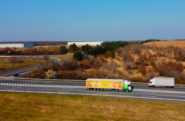 Klimatickú neutralitu chce BILLA dosiahnuť v roku 2040. Už dnes tovar putuje k zákazníkom v eko-kamiónoch