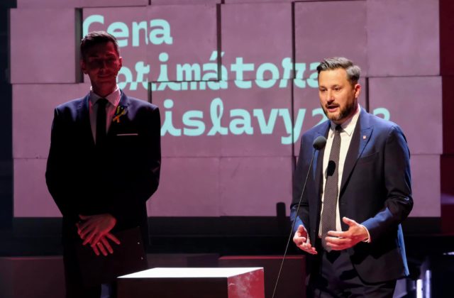 Vallo odovzdal Cenu primátora Bratislavy, ocenil aj in memoriam hudobníka Žbirku