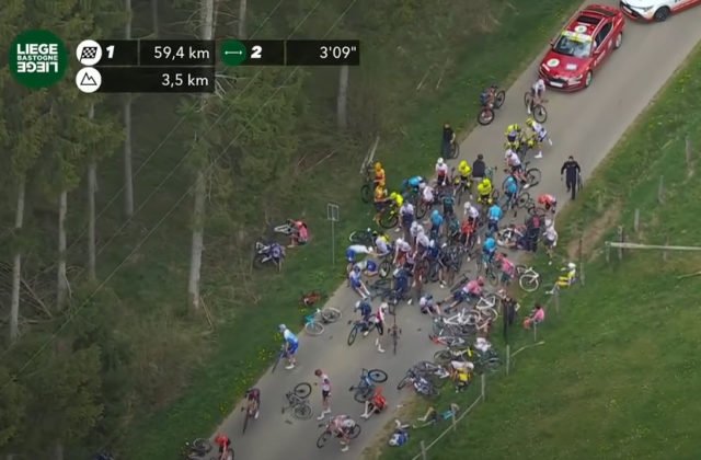 Alaphilippe skončil po hromadnom páde až v priekope. Nehýbal sa a pomoc neprichádzala, opísal nešťastie ďalší cyklista (video)