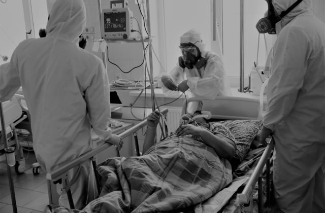 Nadúmrtnosť na Slovensku opäť stúpla, COVID-19 bol štvrtou najčastejšou príčinou a podľahol mu každý deviaty zomretý