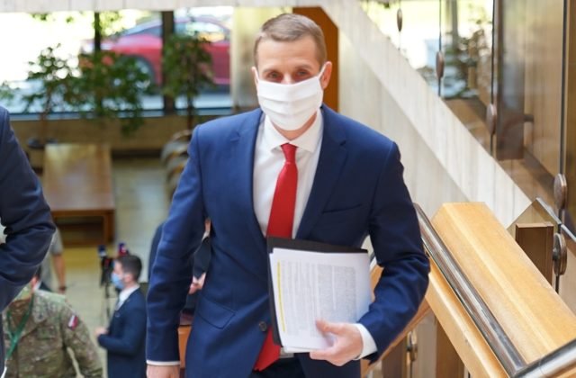 Slováci sa ani po desaťročiach nevyliečili z kremeľskej propagandy, už čoskoro však EÚ „dopletie bič“ na trollov a konšpirátorov