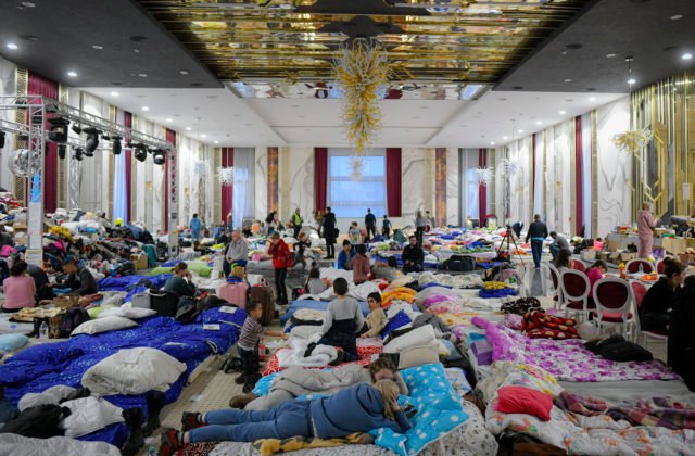 Na Slovensku poberá dávku v hmotnej núdzi 16-tisíc Ukrajincov. Výška príspevku ani zďaleka neprevyšuje sumu, ktorú dostávajú Slováci