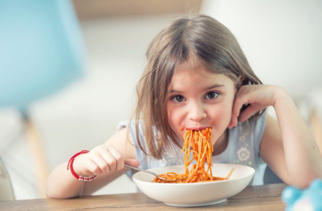 Dostať sa k príspevkom na stravu pre ukrajinské deti bude o niečo jednoduchšie, vláda upravila podmienky pre ich získanie