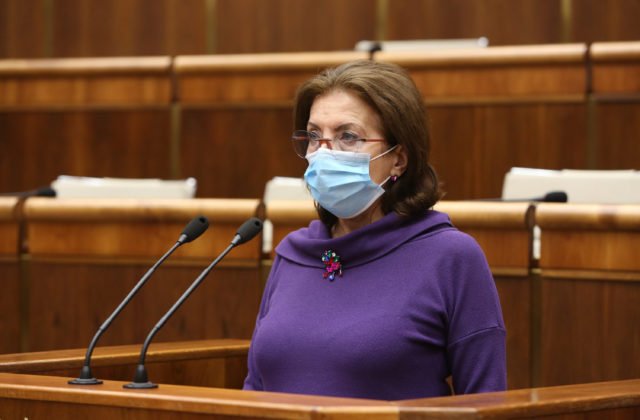 Zemanová povedala Ficovi, že sa správa ako zbabelec. Blaha ju označil za fašistku a nacistku