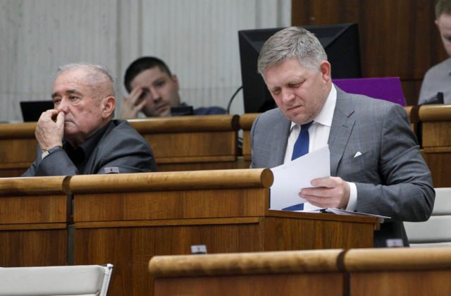 Fico sa snaží získať poslancov na svoju stranu. Ak budem vo vláde, nikdy nedám súhlas na väzobné stíhanie kolegu, sľubuje (video)