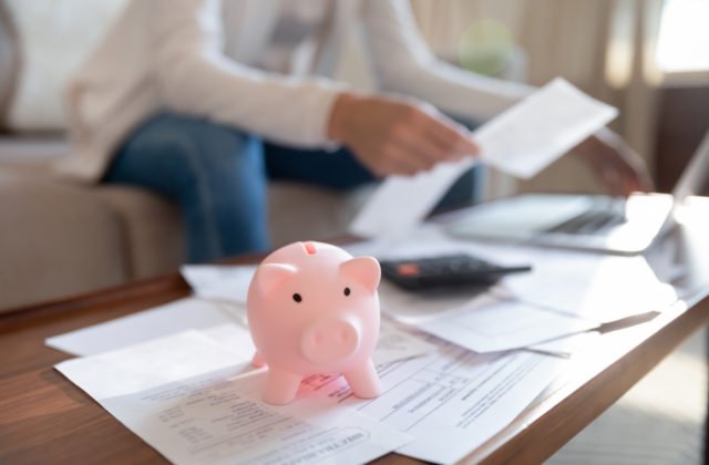 Slováci si stále nevedia správne sporiť na dôchodok a prichádzajú o úspory