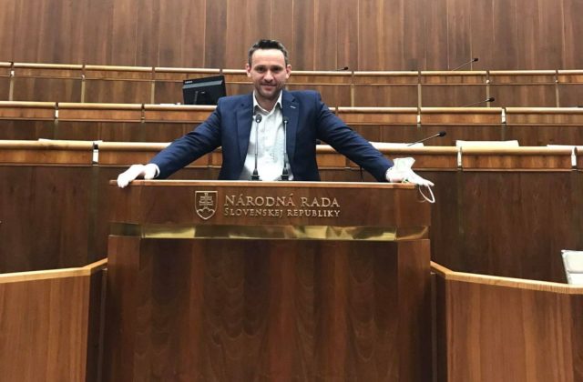 Poslanec Krošlák oznámil, že je za pád vlády a odchod sekty, ktorá spôsobila chaos a teror v tejto krajine