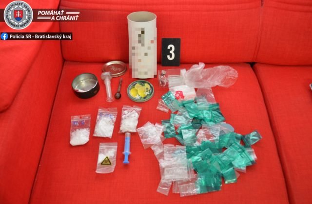 Polícia zadržala pre drogy troch mužov, predaj nelegálnych látok mal zakrývať autoservis