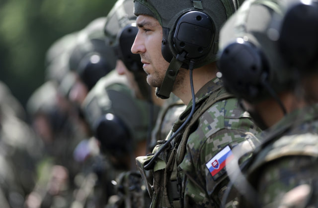 Slováci sa nevedia zhodnúť, so zvyšovaním výdavkov na obranu viac ľudí nesúhlasí ako súhlasí