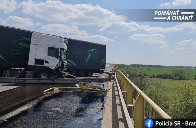 Diaľnica D2 je neprejazdná, kamión tam prerazil zvodidlá a dostal sa do protismeru (foto)
