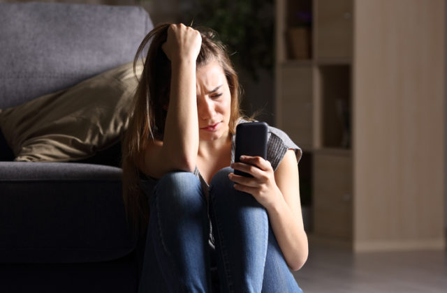 Falošné SMS správy vás môžu pripraviť o peniaze. Vyzerajú rôzne, ale proti smishingu sa dá brániť