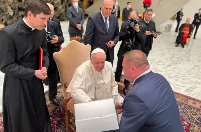 Svätý Otec prijal unikátny krištáľový kríž zo Slovenska