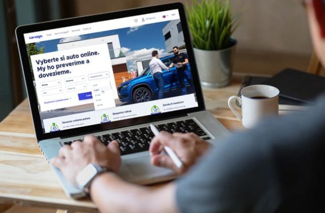Pri nákupe jazdeného auta cez internet si ľudia vyberajú vozidlá s nižším počtom kilometrov a vyššou cenou