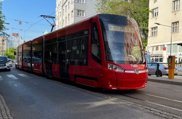 Výtržníci sa vyhrážali vodičovi električky zabitím, musel sa zamknúť v kabíne
