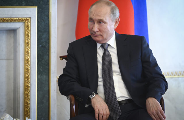 Putin informoval Macrona o priebehu „operácie“ a Rusko je pripravené na rozhovory s Ukrajinou