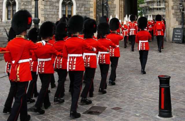 Falošný kňaz sa dostal do kasární vo Windsore, noc vraj strávil jedením a pitím s dôstojníkmi kráľovskej stráže