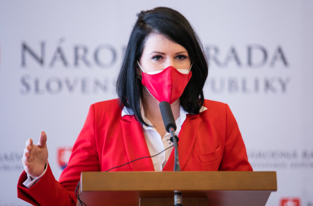 Bittó Cigániková kritizuje Tabák a Hatrákovú za podržanie Fica. Zemanová sa pýta, či má ešte koalícia zmysel