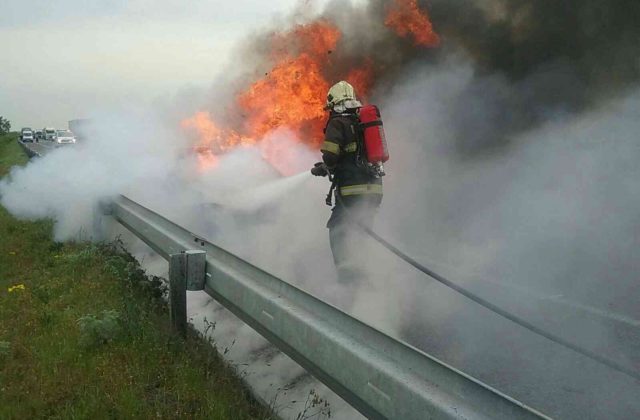Na diaľnici D2 v smere z Rajky začalo horieť auto a cesta je neprejazdná (foto)