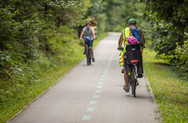 Cyklobus odvezie turistov z Trnavy a Piešťan do Malých Karpát, môžu si požičať aj elektrobicykel