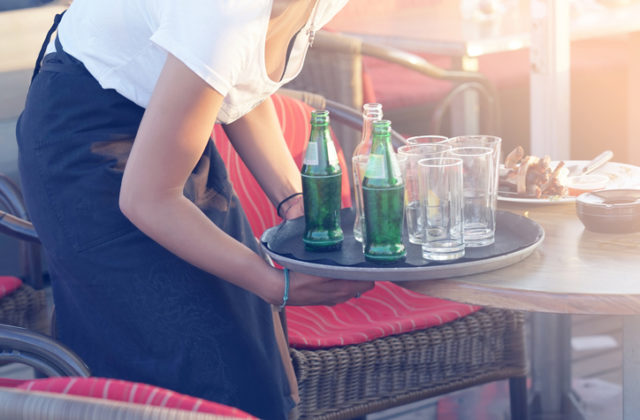 Ľudia prichádzajúci z Ukrajiny majú často vyššiu kvalifikáciu, no hľadajú si nízko kvalifikovanú prácu, ukazujú dáta