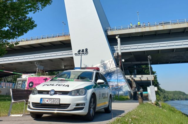 Tragédia na Moste SNP v Bratislave. Muž odstavil svoje auto, vyliezol na zábradlie a skočil (foto)