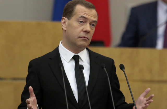 Medvedev kritizuje dodávky zbraní Ukrajine, varuje pred priamou vojnou medzi Ruskom a NATO