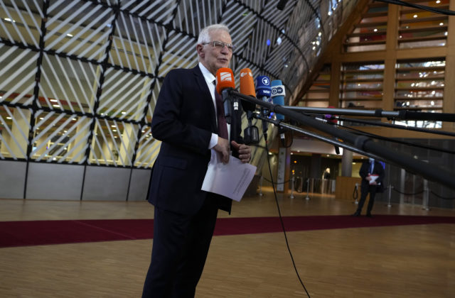 Európska únia dá Ukrajine ďalších pol miliardy eur na ťažké zbrane, Borrell chce ešte viac zvýšiť tlak na Rusko