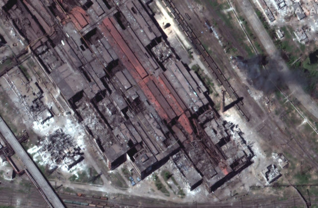 Rusko sa snaží preraziť obranu Azovstaľu, po evakuácii civilistov plánujú zintenzívniť bombardovanie