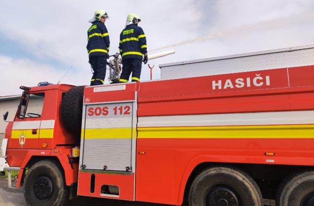 Hasiči zasahujú pri úniku metanolu na železničnej stanici v Plavči, nehlásia škody