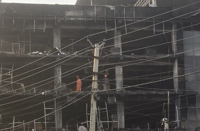 Komerčnú budovu v Indii pohltil požiar, vyžiadal si viac ako 20 mŕtvych