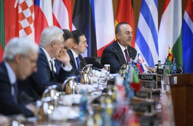 Minister Čavušoglu diskutoval s partnermi z Fínska a Švédska, Turecko vyjadrilo obavy týkajúce sa podpory kurdskej strany