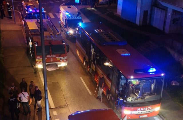 V nitrianskom domove dôchodcov vypukol požiar, evakuovať museli 44 ľudí a pár sa zranilo (foto)