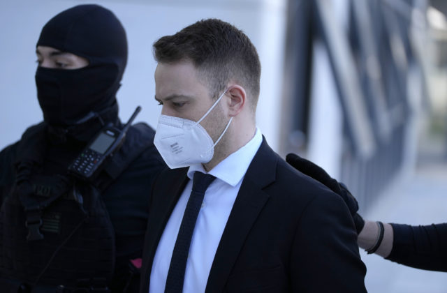 Grécky pilot zabil svoju manželku a dostal doživotie, pre príbeh o lupičoch neváhal ani uškrtiť psa