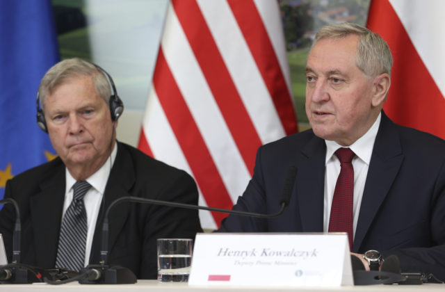 Ukrajina môže vyvážať svoje obilie cez poľské prístavy pri Baltskom mori, navrhuje minister Kowalczyk